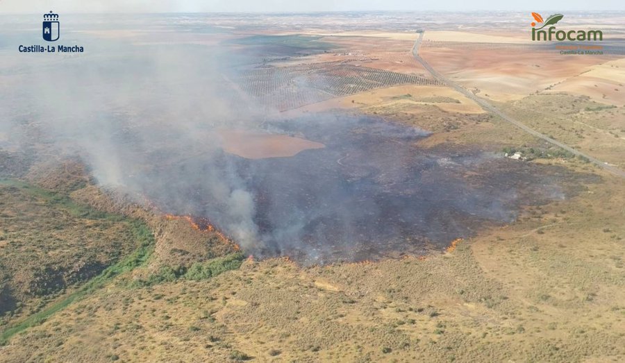 Se declara un incendio forestal en Mora en el que trabajan medios aéreos y terrestres