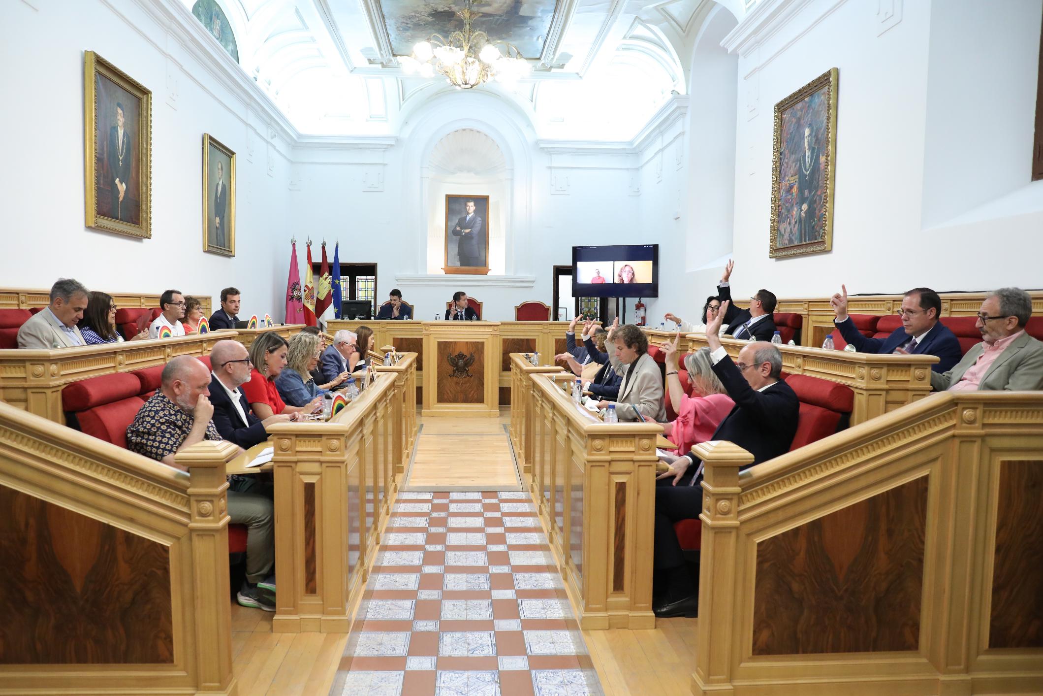 Las iniciativas sobre refugios climáticos en las piscinas y vivienda pública no prosperan en el Pleno de Toledo