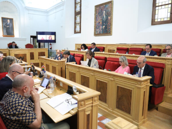 Reencuentro en el Pleno de Toledo entre PP y Vox para una triple exigencia: elecciones generales, AVE y tasa turística