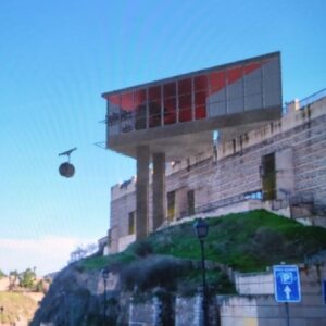 La Junta considera "completamente inasumible" el proyecto del teleférico de Vox en Toledo, que avanza que lo reformulará