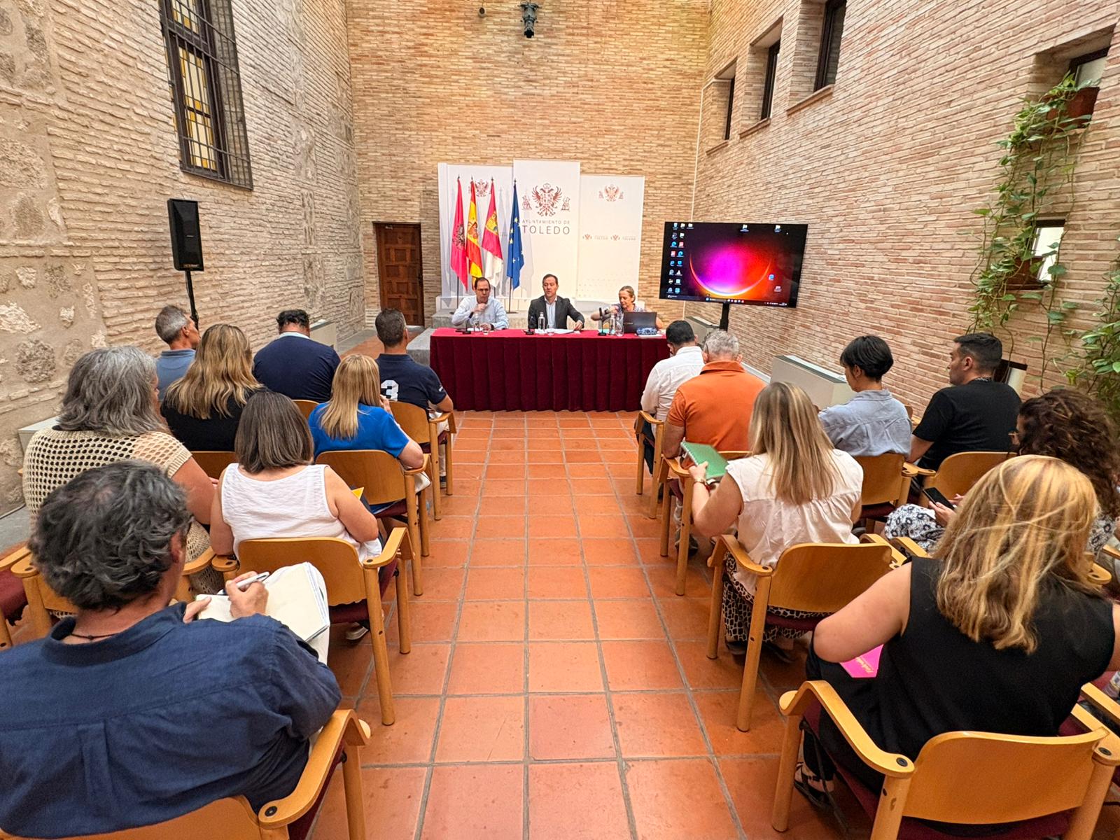 Velázquez reúne a directores de colegios de Toledo antes de la movilización de las AMPA para reclamar climatización