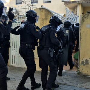 Detienen a dos integrantes de una banda criminal tras amordazar a un comprador de móviles de alta gama en Bargas