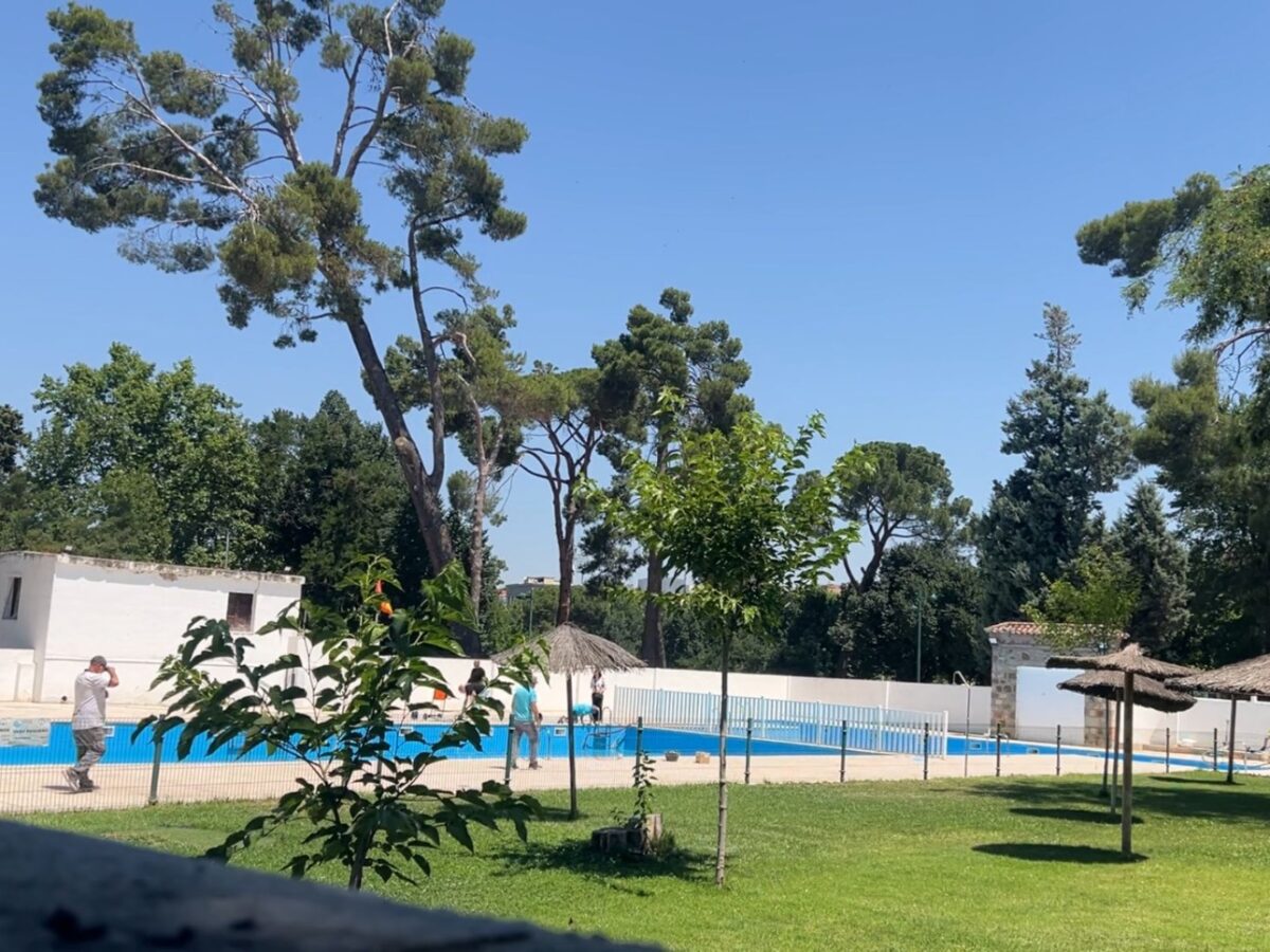 El PSOE reprocha que la piscina del Campo Escolar siga cerrada ocho días después que el resto de las municipales