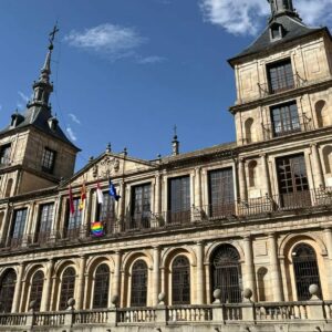 Una discreta bandera LGTBI ya luce en el Ayuntamiento de Toledo: sin acto público y con reproches entre PP y Vox