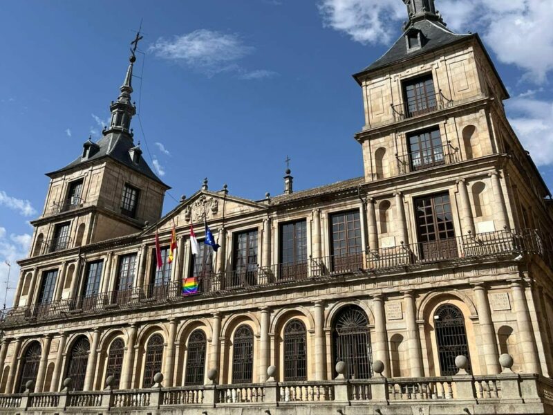Una discreta bandera LGTBI ya luce en el Ayuntamiento de Toledo: sin acto público y con reproches entre PP y Vox