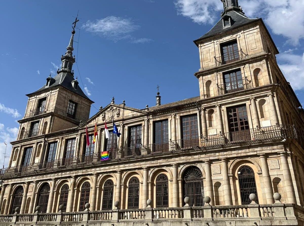 Una discreta bandera LGTBI ya luce en el Ayuntamiento de Toledo: sin acto público y con reproches entre PP y Vox