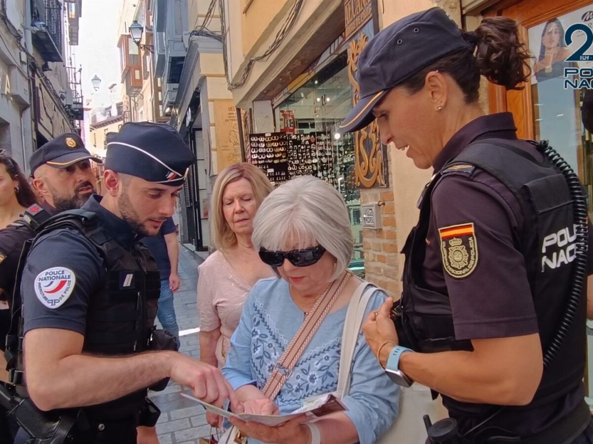 Un agente de la Police Nationale francesa refuerza la seguridad en zonas turísticas de Toledo durante el Corpus