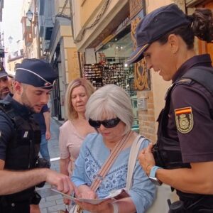 Un agente de la Police Nationale francesa refuerza la seguridad en zonas turísticas de Toledo durante el Corpus
