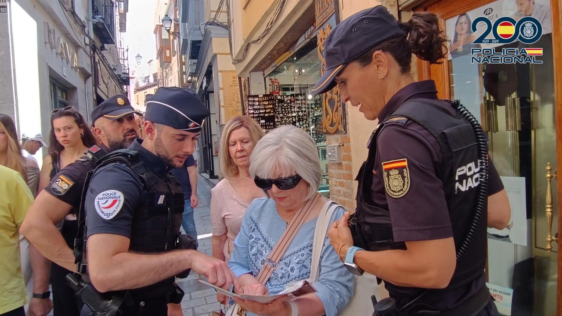 Un agente de la Police Nationale francesa refuerza la seguridad en zonas turísticas de Toledo durante el Corpus