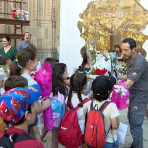 740 niños llevan color y tradición a la Catedral de Toledo en la antesala del Corpus