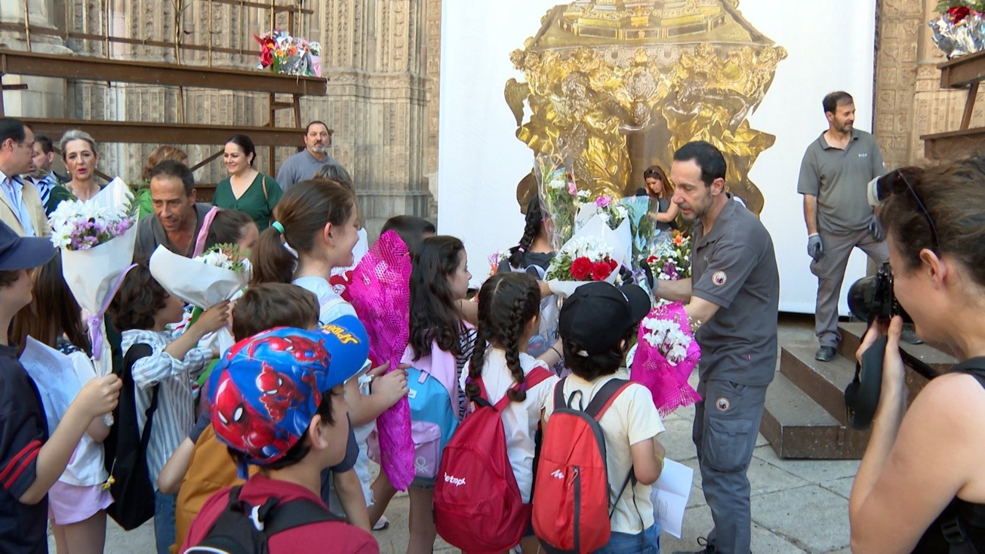 740 niños llevan color y tradición a la Catedral de Toledo en la antesala del Corpus