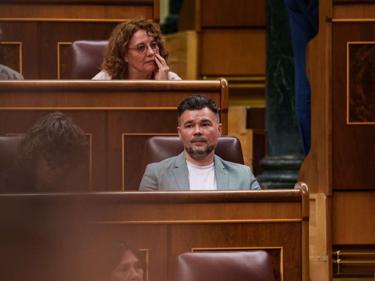 Rufián responde al presidente de Cecam tras criticar las bajas por salud mental: "Un memo creyéndose que los jóvenes lo son"