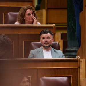 Rufián responde al presidente de Cecam tras criticar las bajas por salud mental: "Un memo creyéndose que los jóvenes lo son"