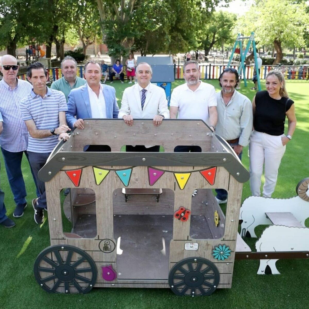 Un castillo, tirolina o juegos con la tematización de las Mondas en el renovado parque infantil de los Jardines del Prado