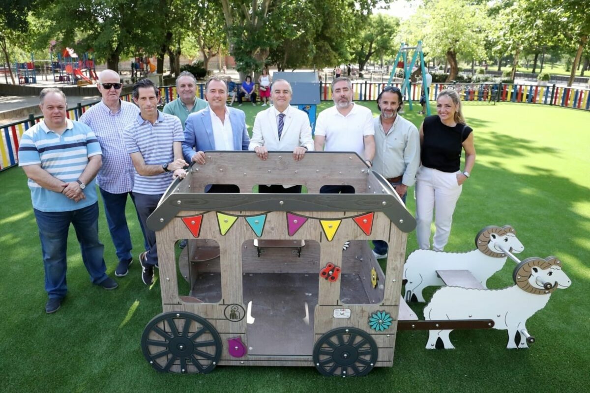 Un castillo, tirolina o juegos con la tematización de las Mondas en el renovado parque infantil de los Jardines del Prado