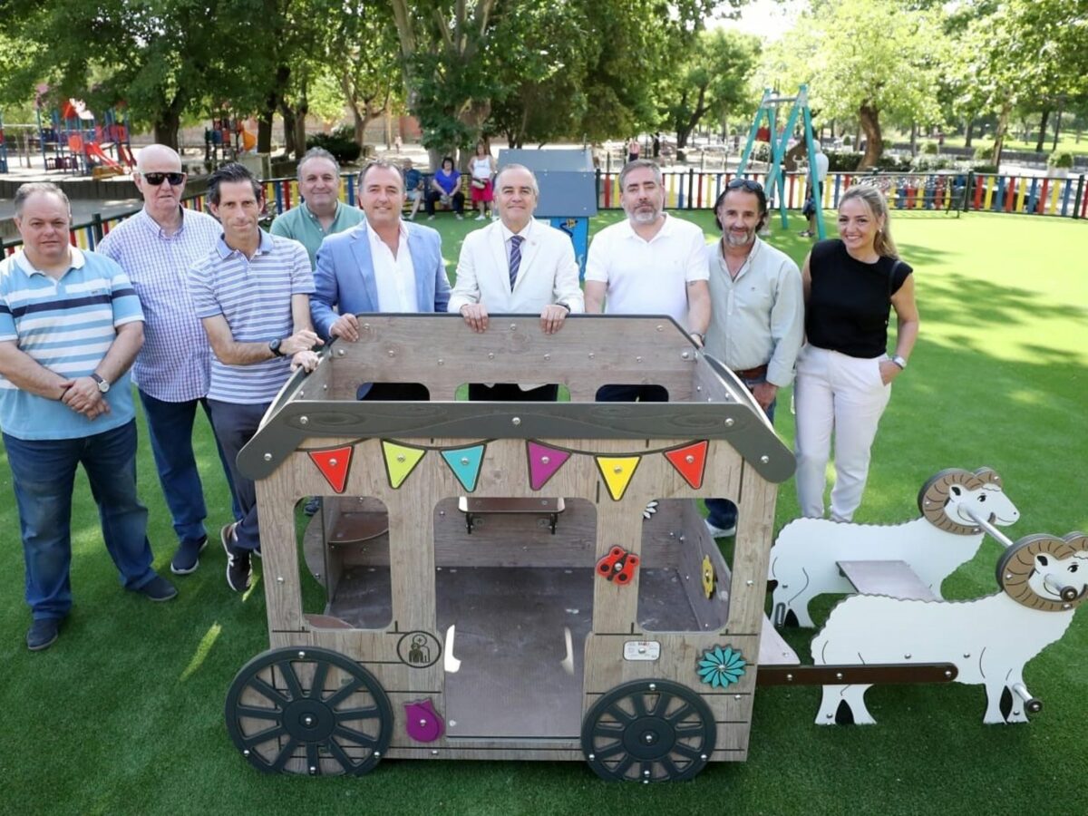Un castillo, tirolina o juegos con la tematización de las Mondas en el renovado parque infantil de los Jardines del Prado