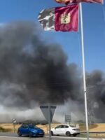 Extinguido un incendio en una chatarrería de Yuncler que obligó a desplegar a varios equipos de bomberos
