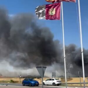 Un incendio en una chatarrería de Yuncler despliega a varios equipos de bomberos que tratan de que se propague