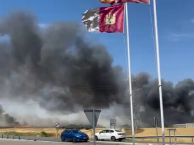 Extinguido un incendio en una chatarrería de Yuncler que obligó a desplegar a varios equipos de bomberos