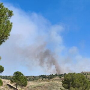 Evacúan la urbanización de las Nieves, en Nambroca, por un incendio en la Academia de Infantería de Toledo