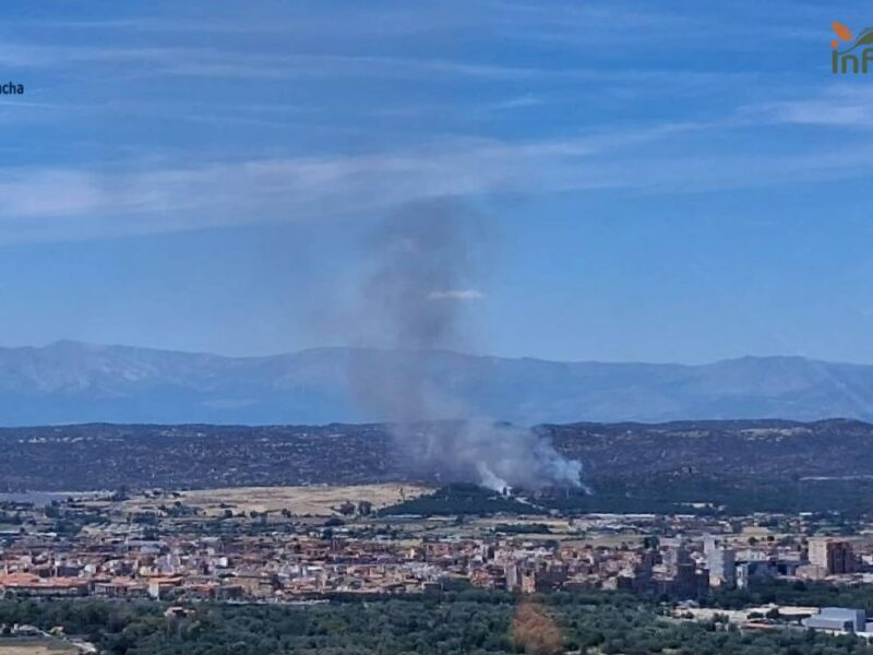 Un incendio de neumáticos de un camión obliga a cortar un ramal de la A-5 en Talavera