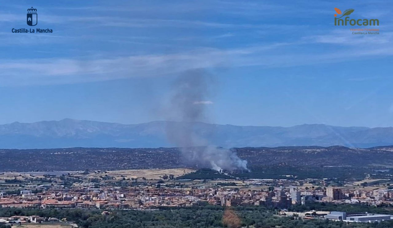Un incendio de neumáticos de un camión obliga a cortar un ramal de la A-5 en Talavera