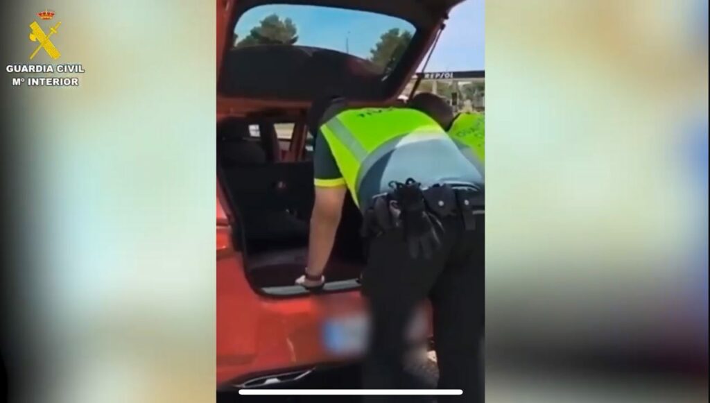 Interceptado en Tembleque un vehículo que transportaba cinco kilos de cocaína ocultos en un doble fondo