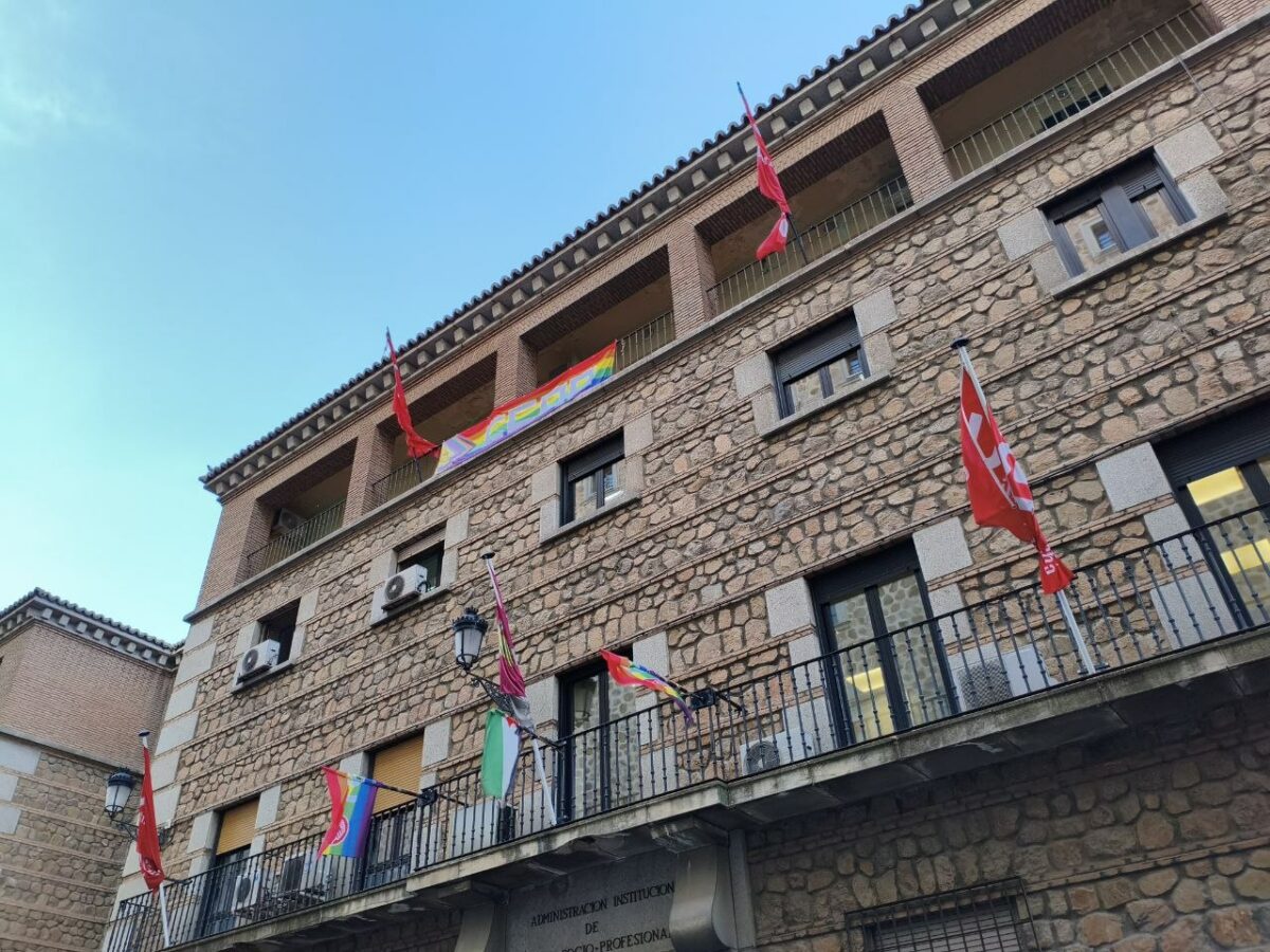 La bandera LGTBI ondea en instituciones y sindicatos de Toledo mientras el PP decide si se coloca en el Ayuntamiento