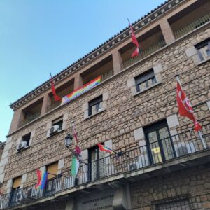 La bandera LGTBI ondea en instituciones y sindicatos de Toledo mientras el PP decide si se coloca en el Ayuntamiento
