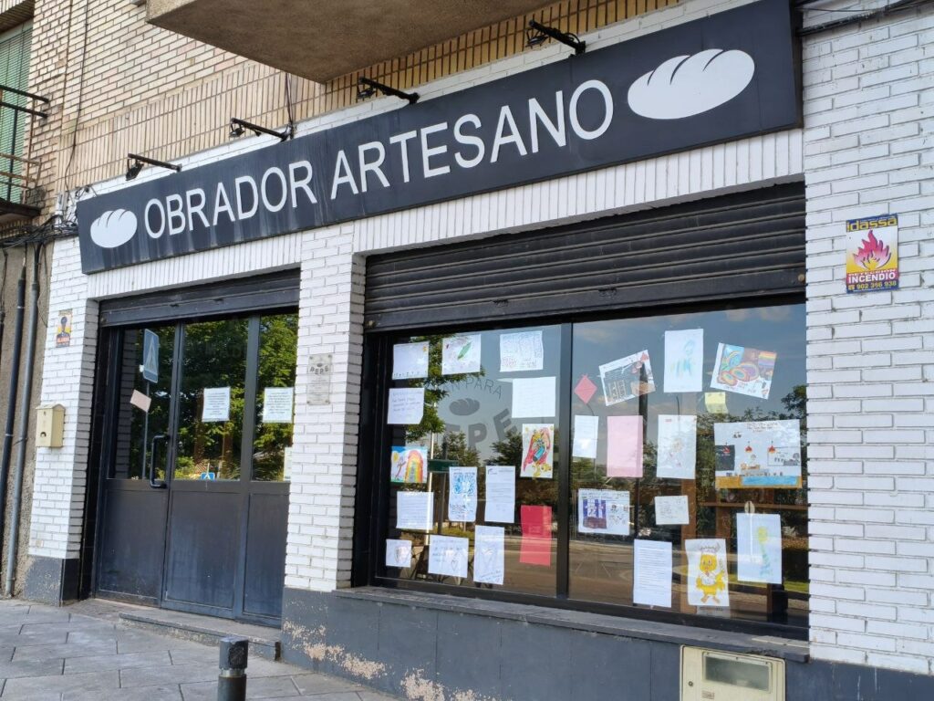 El escaparate que se llenó de gratitud: la despedida de un barrio a Pan para Pepe