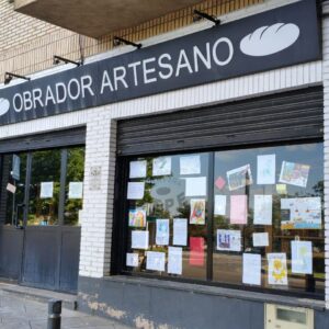 El escaparate que se llenó de gratitud: la despedida de un barrio a Pan para Pepe