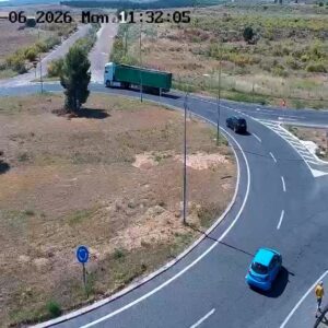 El vuelco de un camión con arena obliga a cortar un tramo de la TO-23 en sentido Ocaña