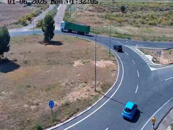 El vuelco de un camión con arena obliga a cortar un tramo de la TO-23 en sentido Ocaña