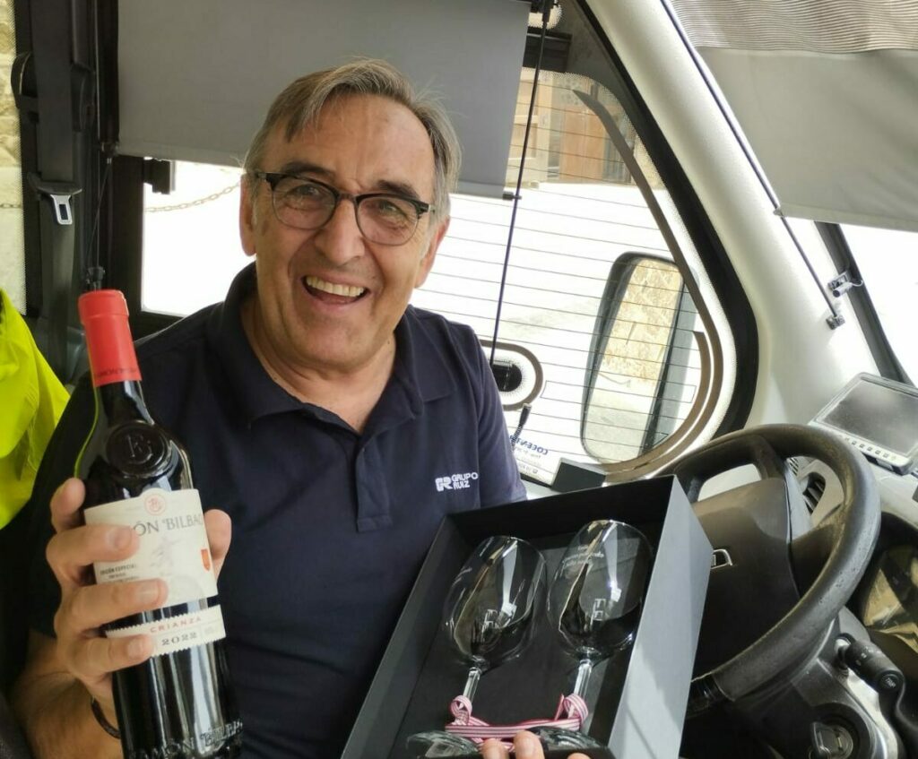 Pasajeros de la línea 2 de autobús de Toledo rinden homenaje al conductor Luis Martín por su jubilación