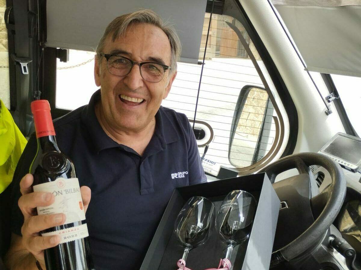 Pasajeros de la línea 2 de autobús de Toledo rinden homenaje al conductor Luis Martín por su jubilación