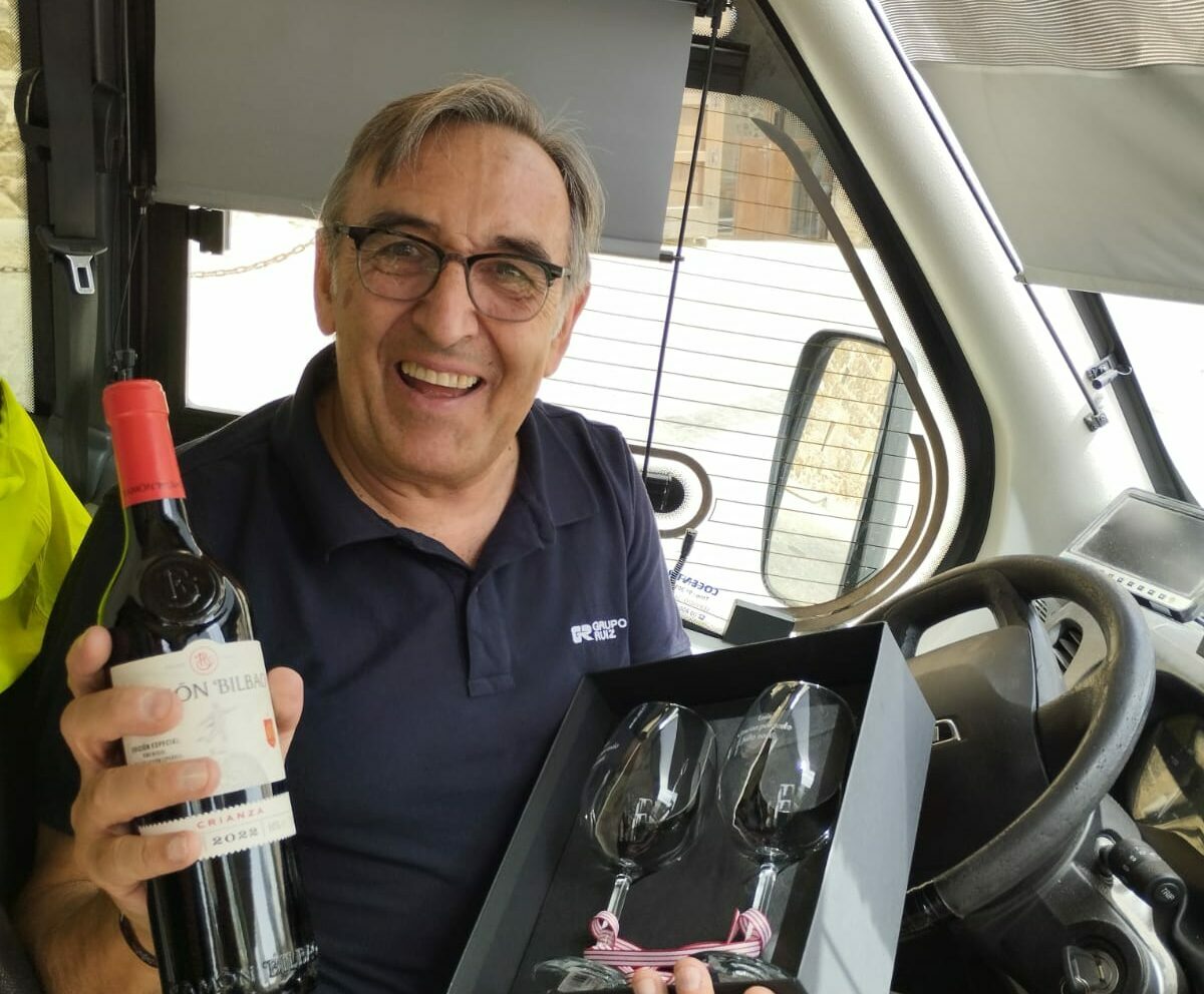 Pasajeros de la línea 2 de autobús de Toledo rinden homenaje al conductor Luis Martín por su jubilación
