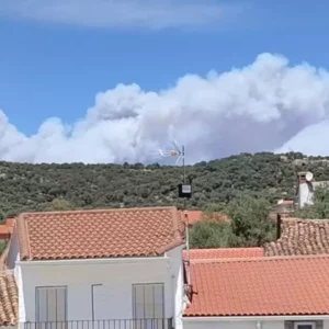 Los incendios forestales mantienen a 5.200 personas evacuadas en Toledo y varias carreteras cortadas