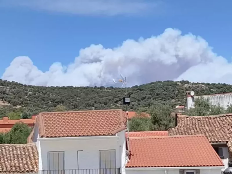 Los incendios forestales mantienen a 6.200 personas evacuadas en Toledo y varias carreteras cortadas