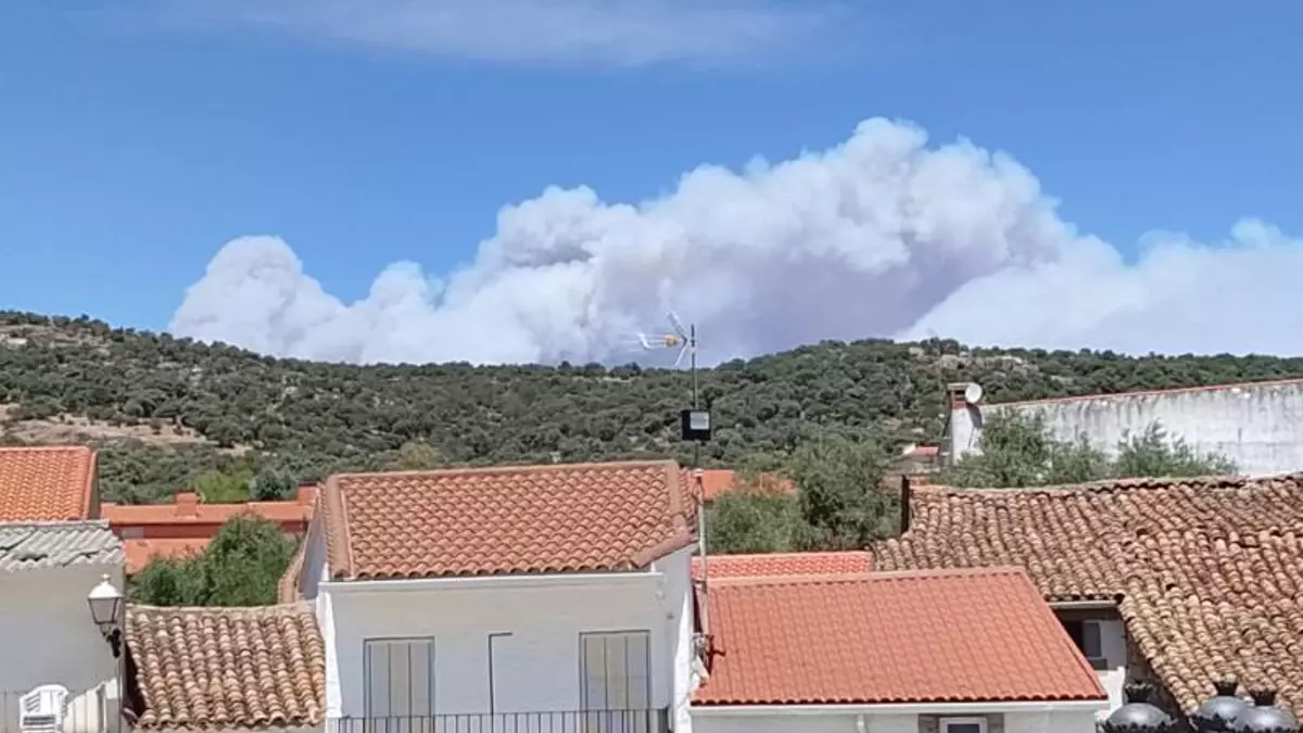 Los incendios forestales mantienen a 5.200 personas evacuadas en Toledo y varias carreteras cortadas