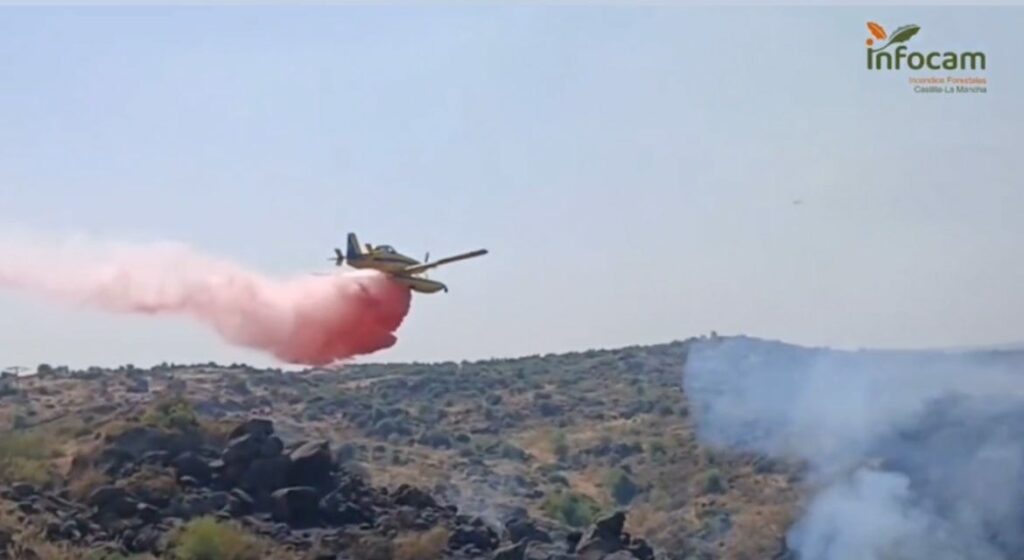 Un amplio operativo continúa trabajando en el incendio forestal declarado entre Villasequilla y La Guardia