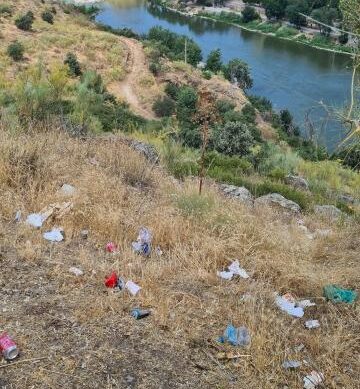 Arba denuncia la acumulación de basura en los rodaderos del Valle y alerta del riesgo de incendios