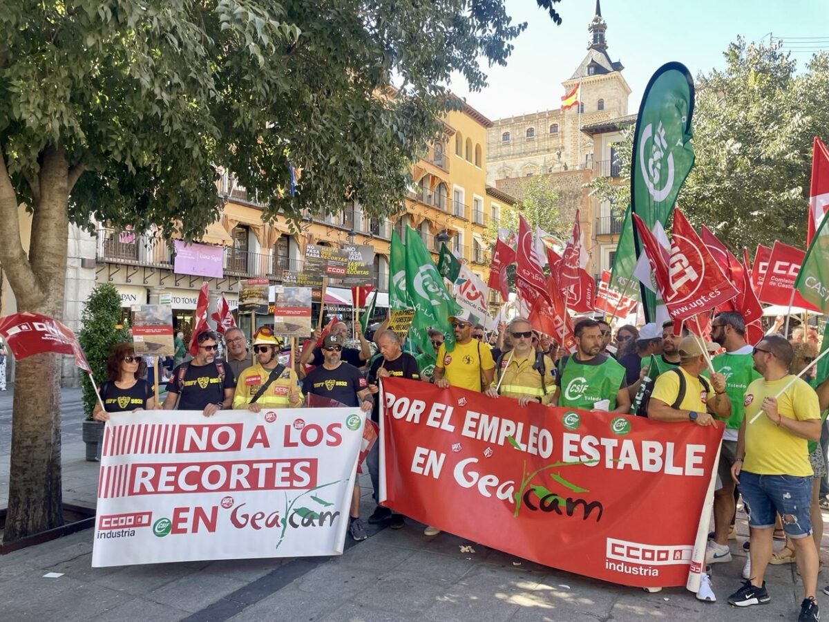 Los bomberos forestales se manifiestan en Toledo y cargan contra la Junta: "Vivimos en una situación de semiesclavitud"