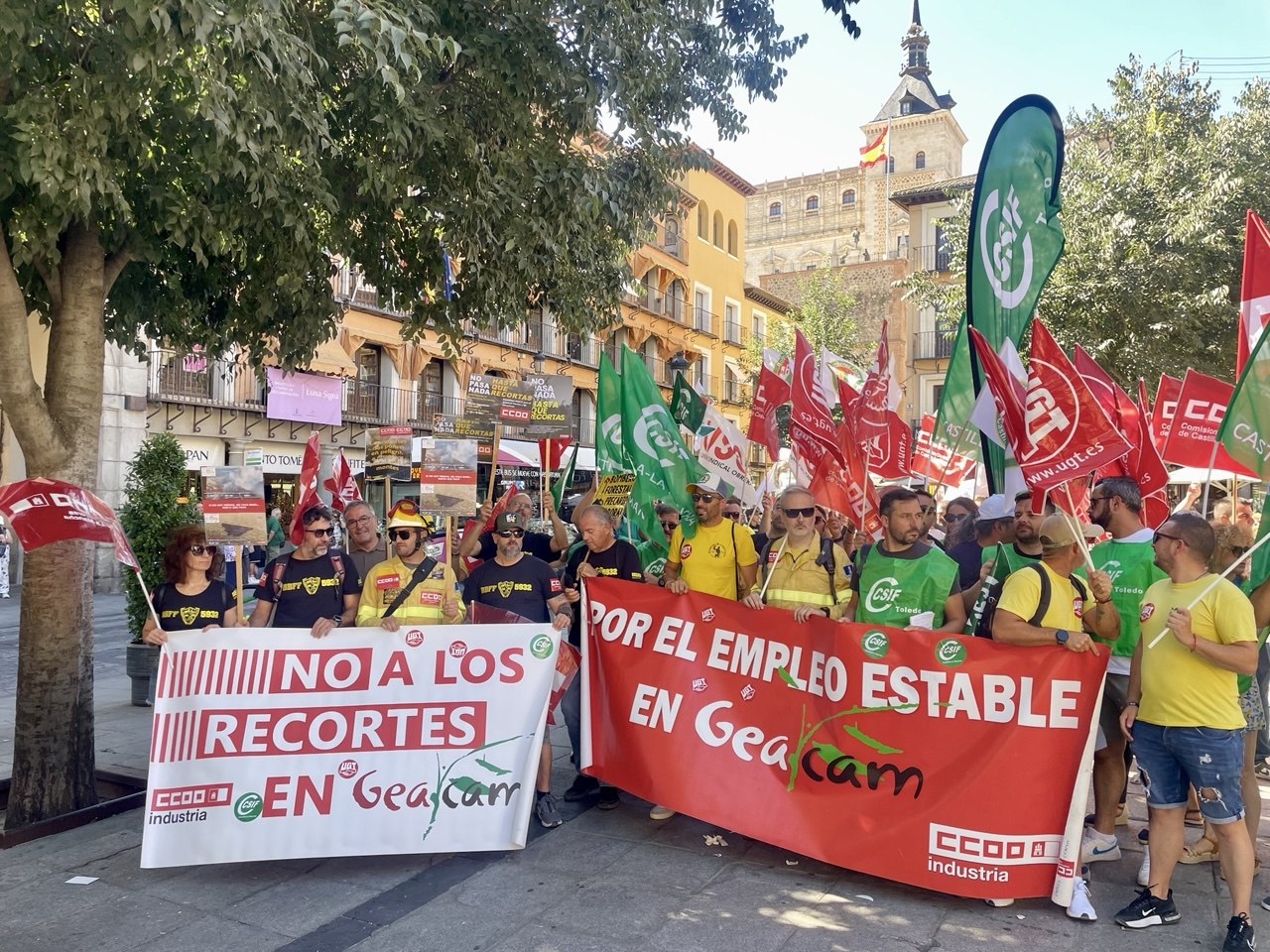 Los bomberos forestales se manifiestan en Toledo y cargan contra la Junta: "Vivimos en una situación de semiesclavitud"