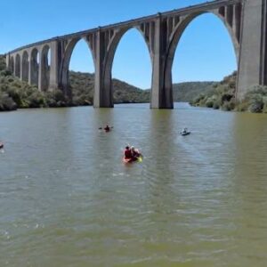 La Jara se redescubre desde el agua: una ruta en canoa abre una nueva forma de visitar Ciudad de Vascos y la Vía Verde