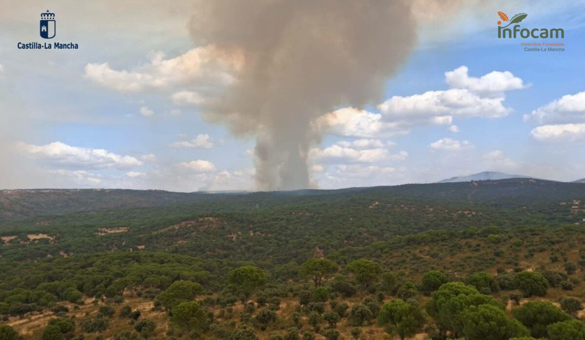 El incendio de Almorox obliga a evacuar dos urbanizaciones y se mantiene en Nivel 2