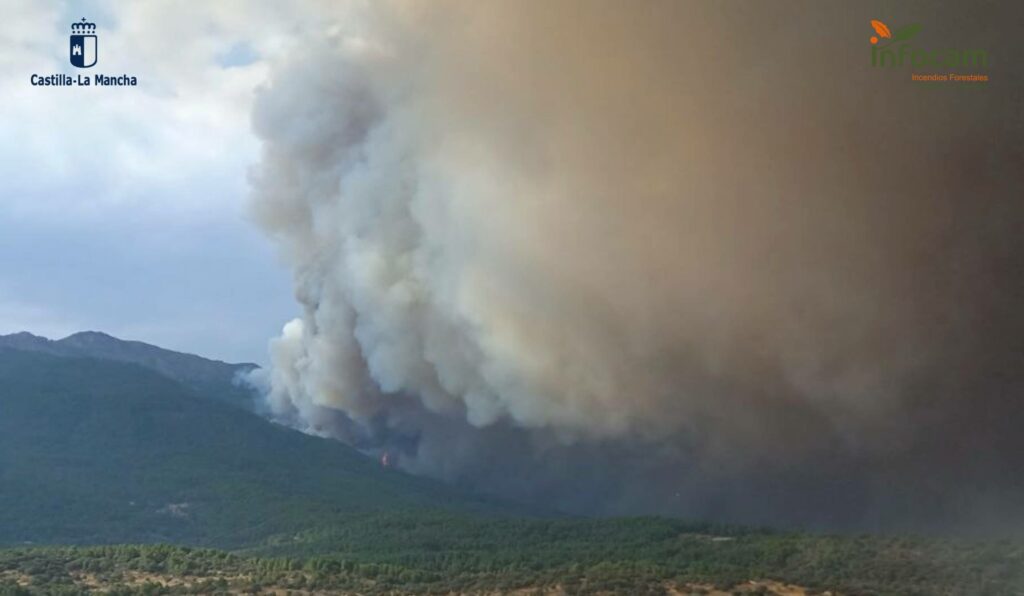 El incendio de Burgohondo obliga a evacuar once municipios de Toledo y Talavera prepara un segundo pabellón para evacuados