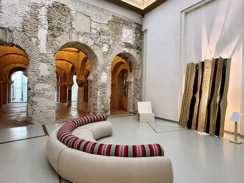 'Tránsitos. De la tierra al arte', un diálogo entre técnicas ancestrales y el arte contemporáneo en la Mezquita de Tornerías