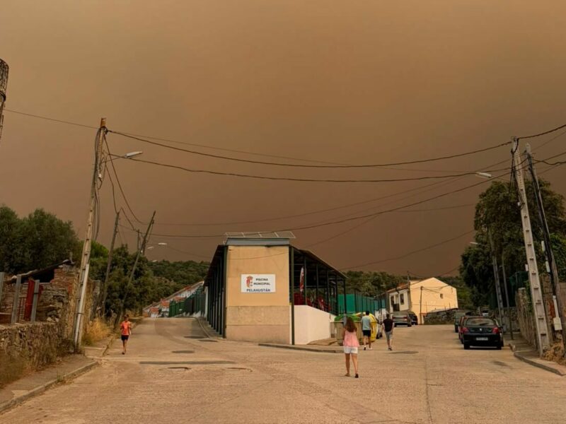 Volver a casa entre "lágrimas" tras escapar del fuego en la Sierra de San Vicente: "No olvidaré jamás las caras de pánico"