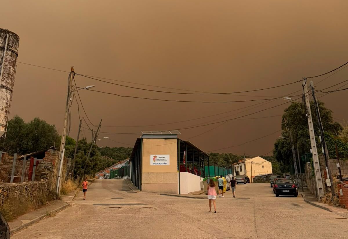 Volver a casa entre "lágrimas" tras escapar del fuego en la Sierra de San Vicente: "No olvidaré jamás las caras de pánico"