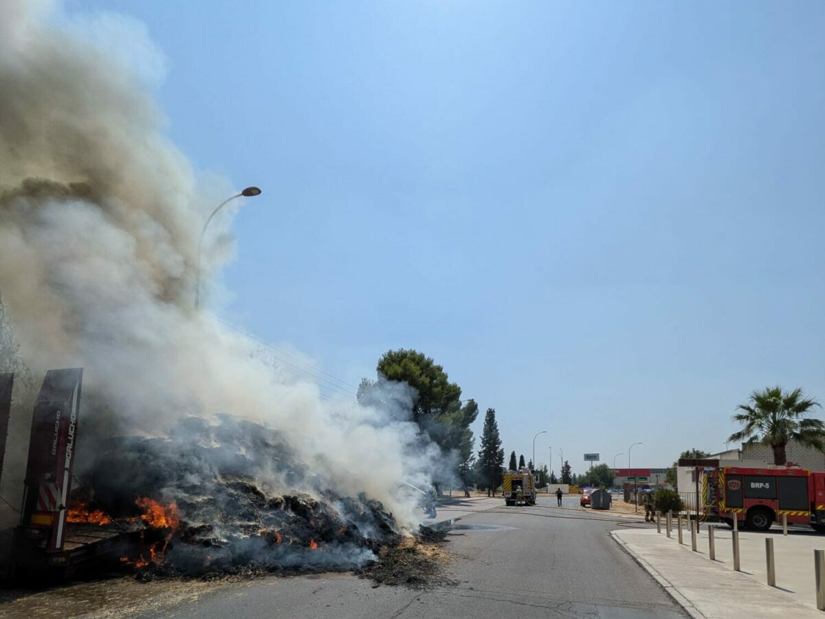 Se incendia un camión de paja en el Polígono y una máquina de prensar filtros en El Romeral